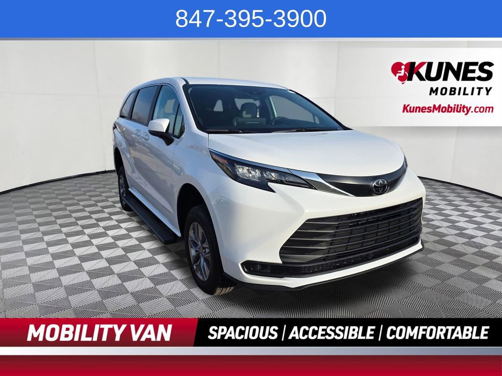 Used 2026 Toyota Sienna LE FWD image 1