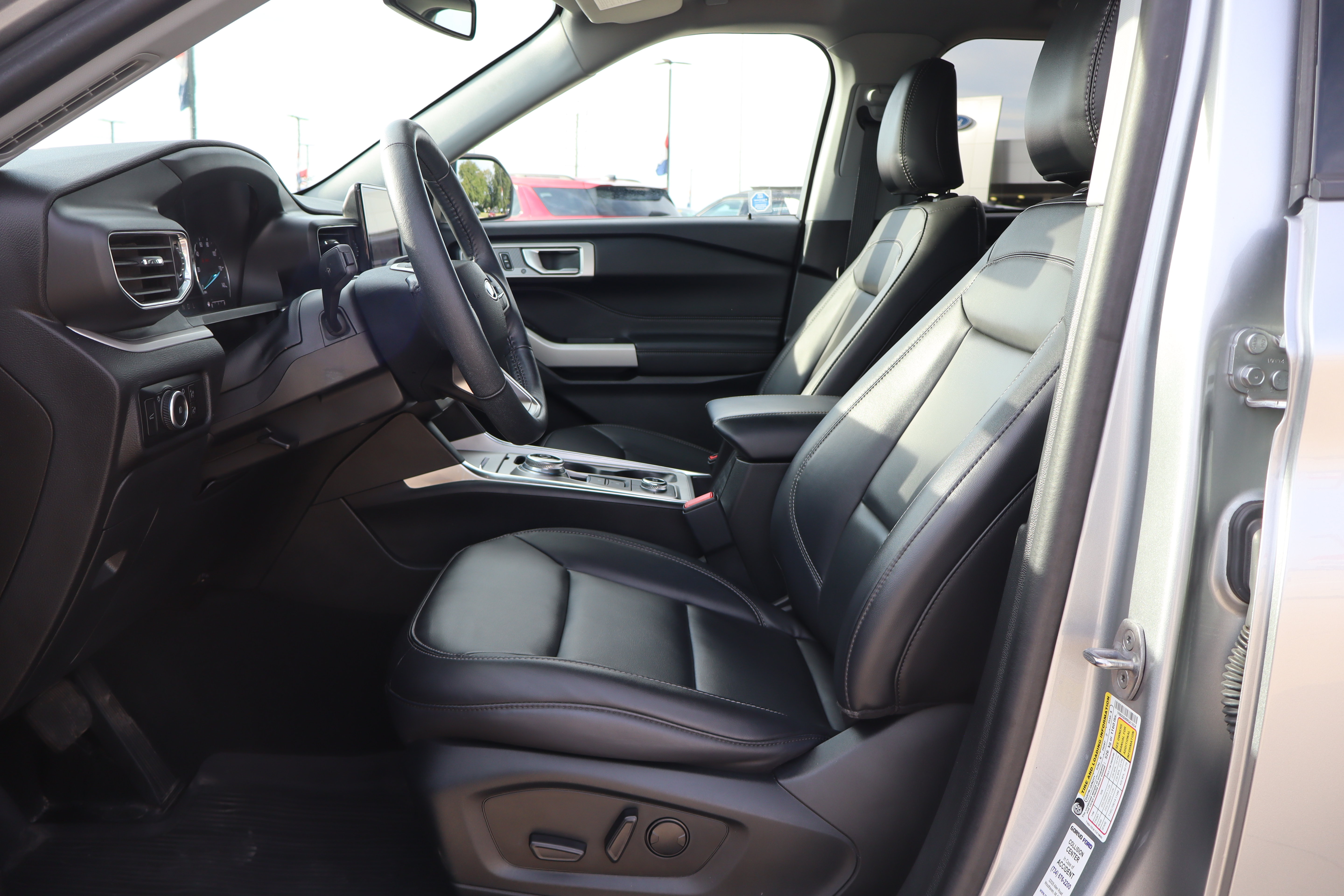 Used 2024 Ford Explorer XLT w/ Equipment Group 202A AWD/4WD image 10