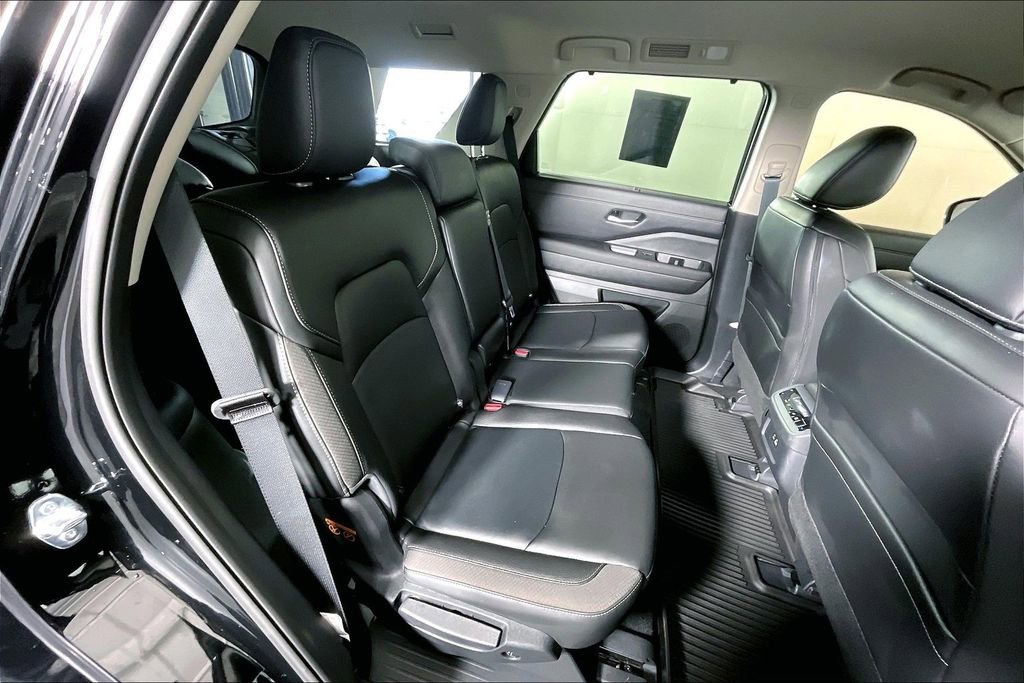 Used 2025 Nissan Pathfinder SL w/ Black Appearance Package image 38