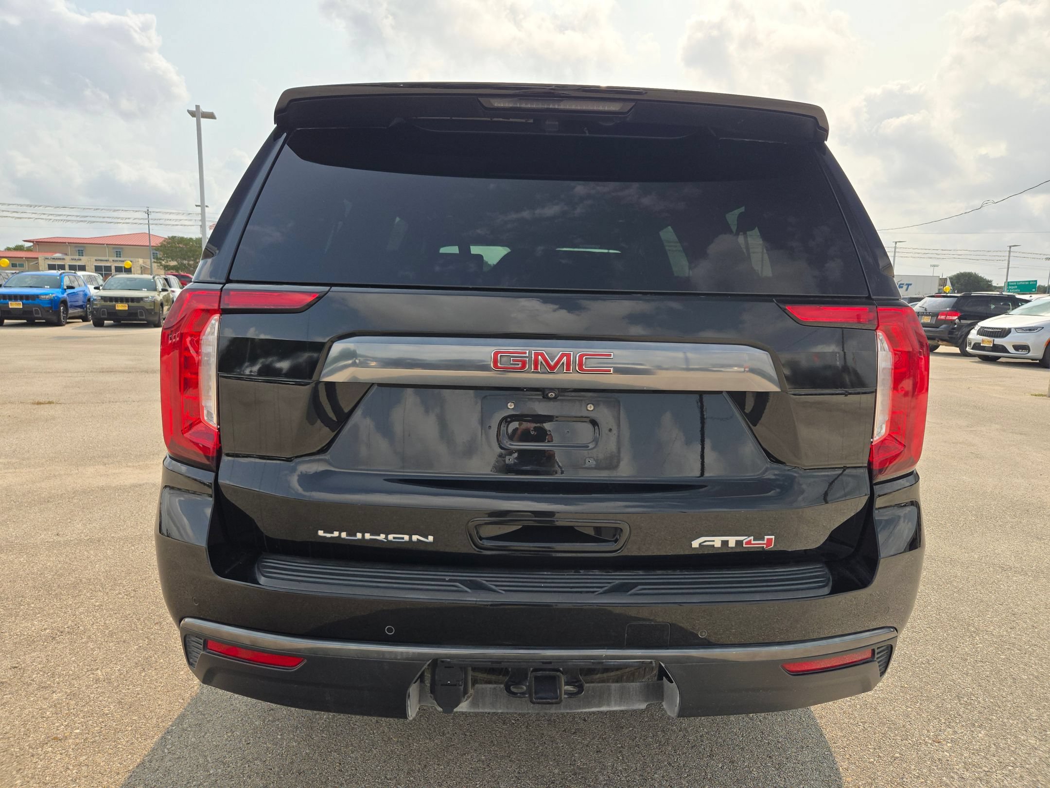 Used 2021 GMC Yukon XL AT4 w/ AT4 Premium Package AWD/4WD image 4