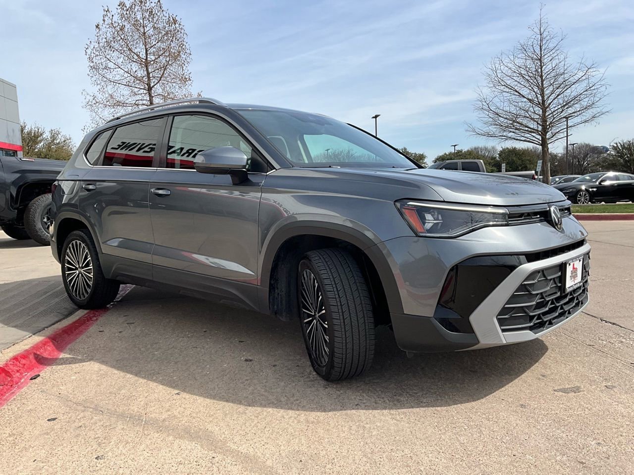 Used 2025 Volkswagen Taos SE image 4