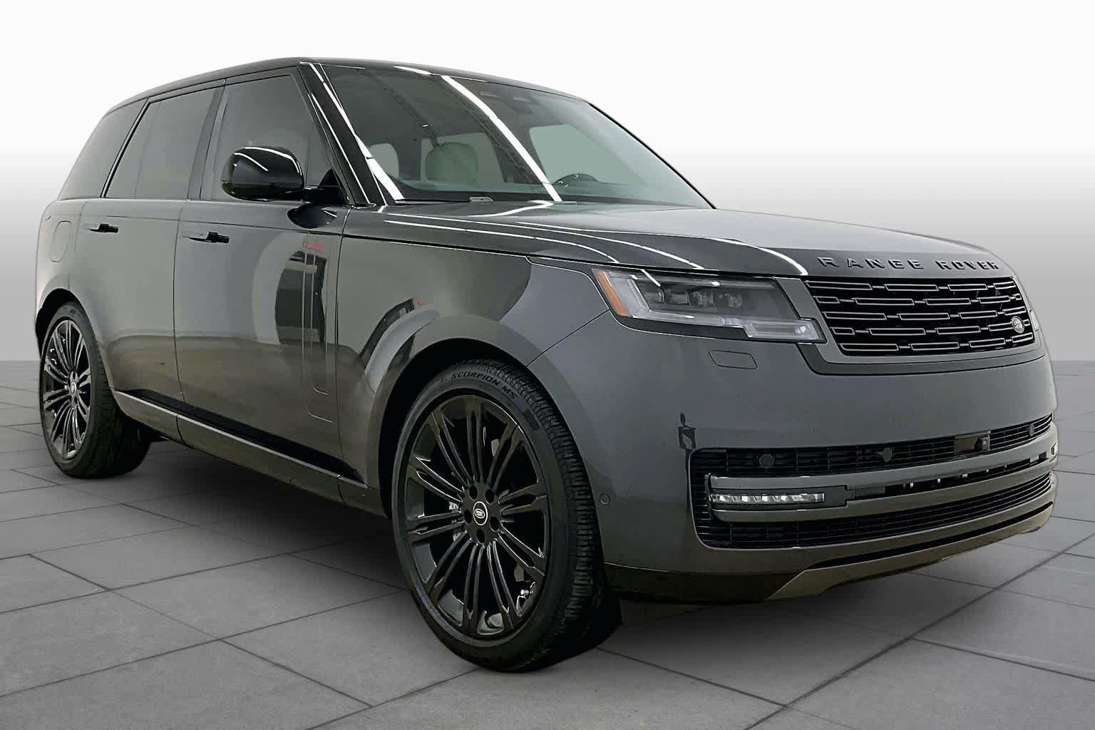 Used 2025 Land Rover Range Rover SE AWD/4WD image 3