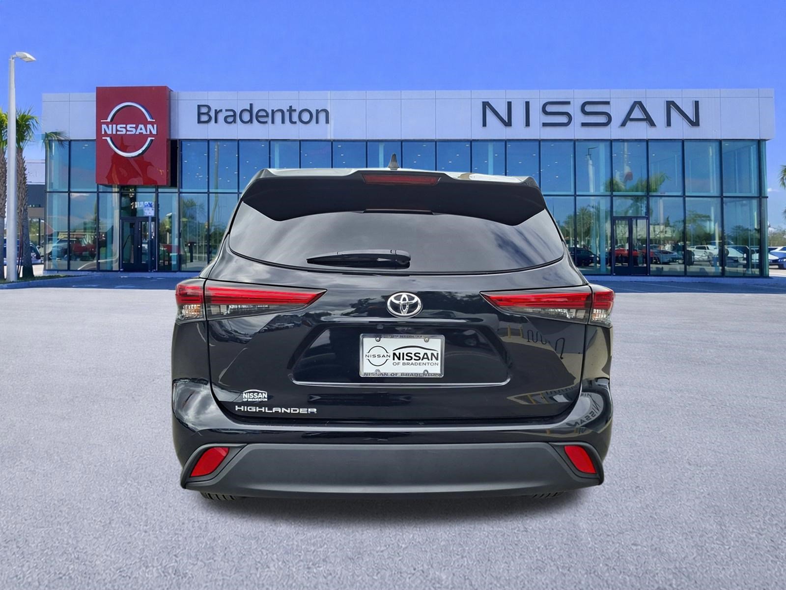 Used 2023 Toyota Highlander L image 6