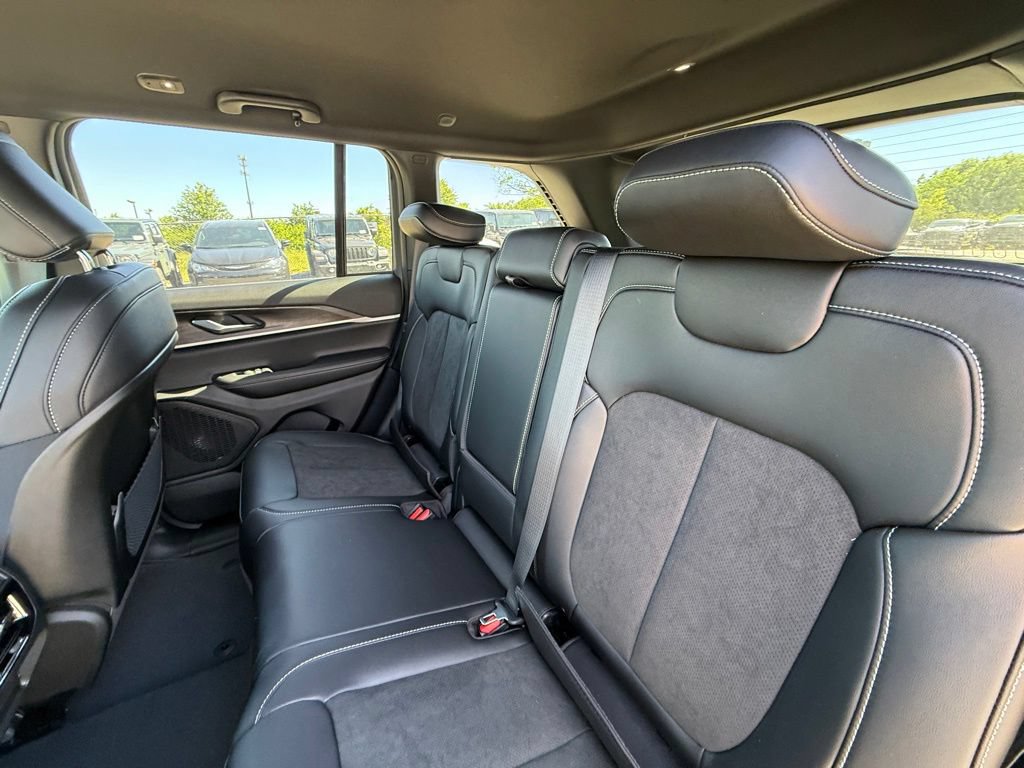 New 2026 Jeep Grand Cherokee Altitude AWD/4WD image 24