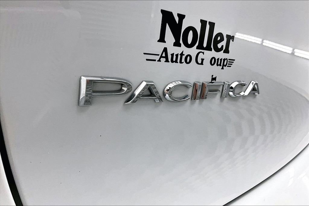 Used 2025 Chrysler Pacifica Select image 8