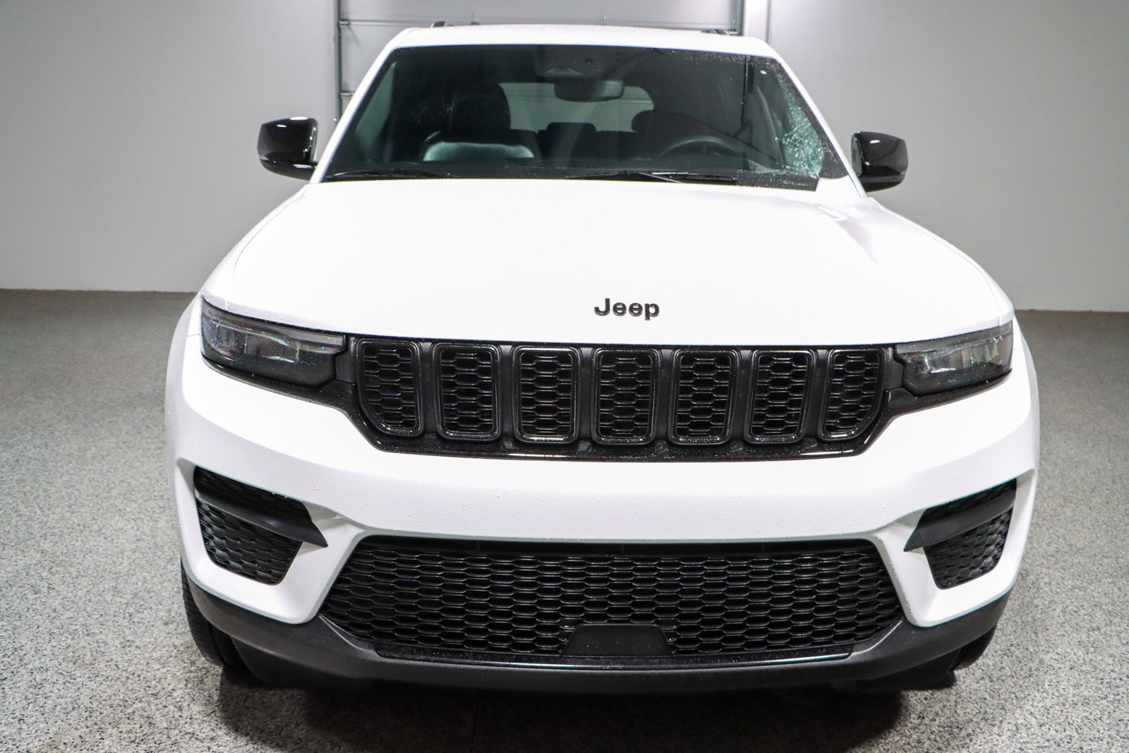 Used 2023 Jeep Grand Cherokee Altitude image 4