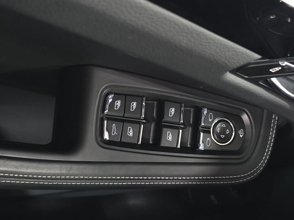 Certified 2025 Porsche Macan AWD/4WD image 21