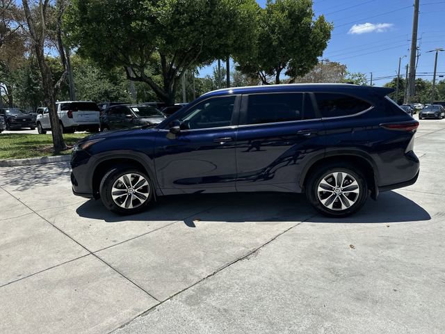 Used 2024 Toyota Highlander XLE FWD image 16