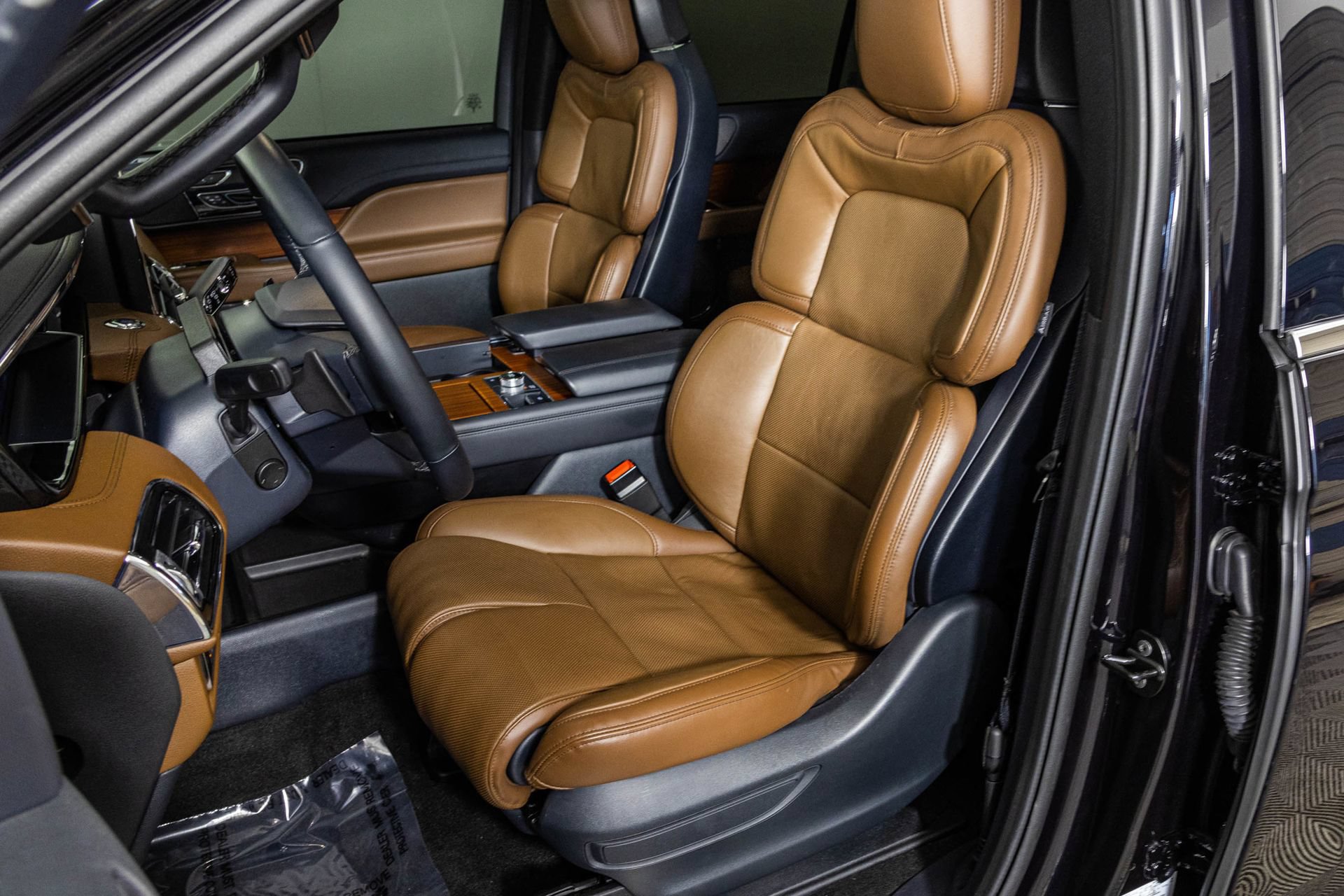 Used 2024 Lincoln Navigator Reserve w/ Monochromatic Package AWD/4WD image 27