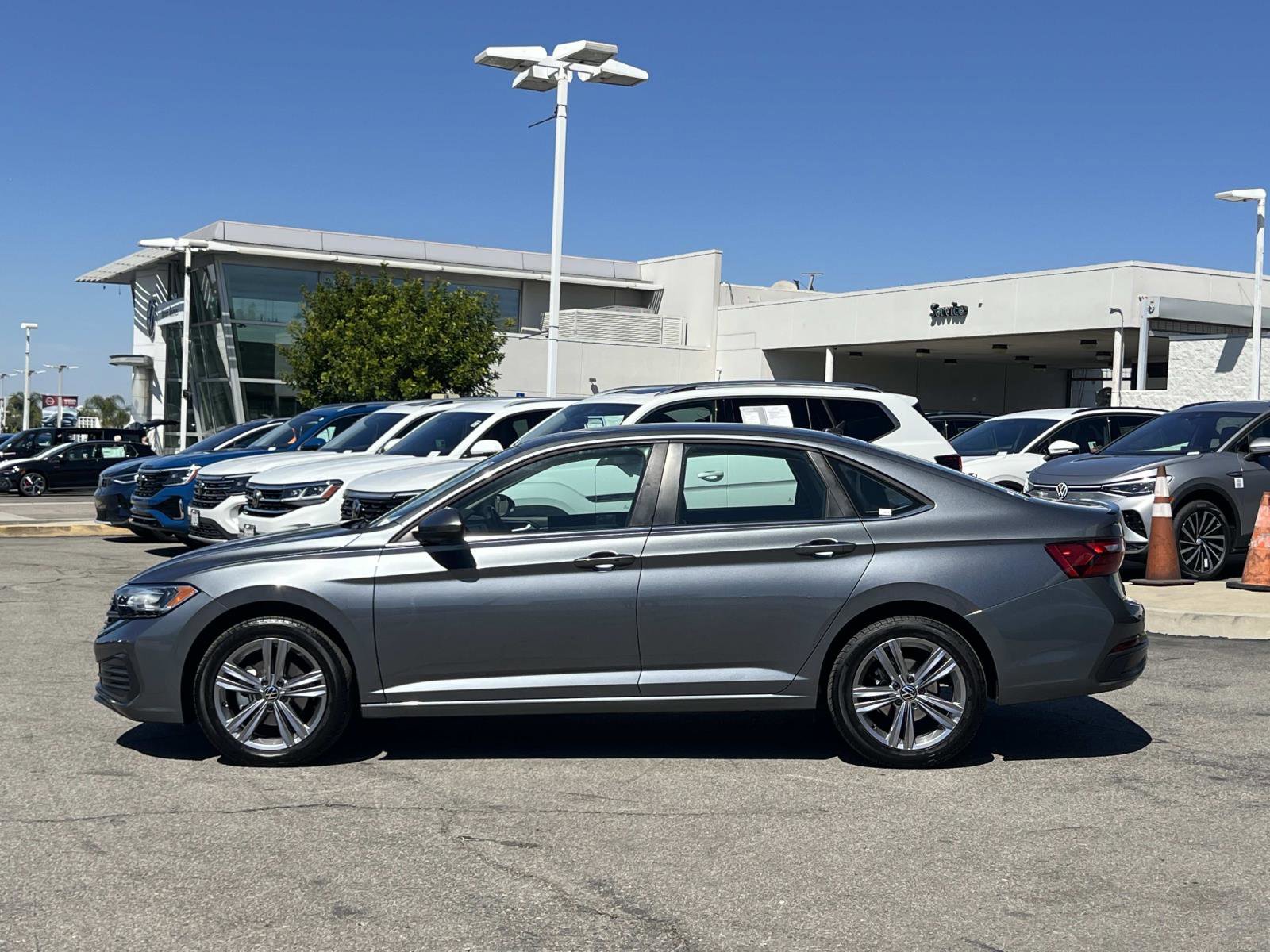 Certified 2022 Volkswagen Jetta SE image 2