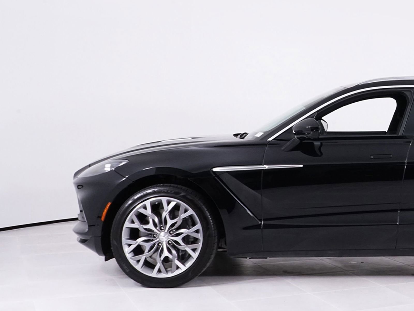 Used 2023 Aston Martin DBX image 12