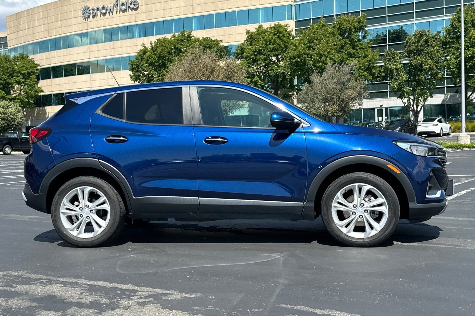 Used 2023 Buick Encore GX Preferred w/ Cold Weather Comfort Package FWD image 3