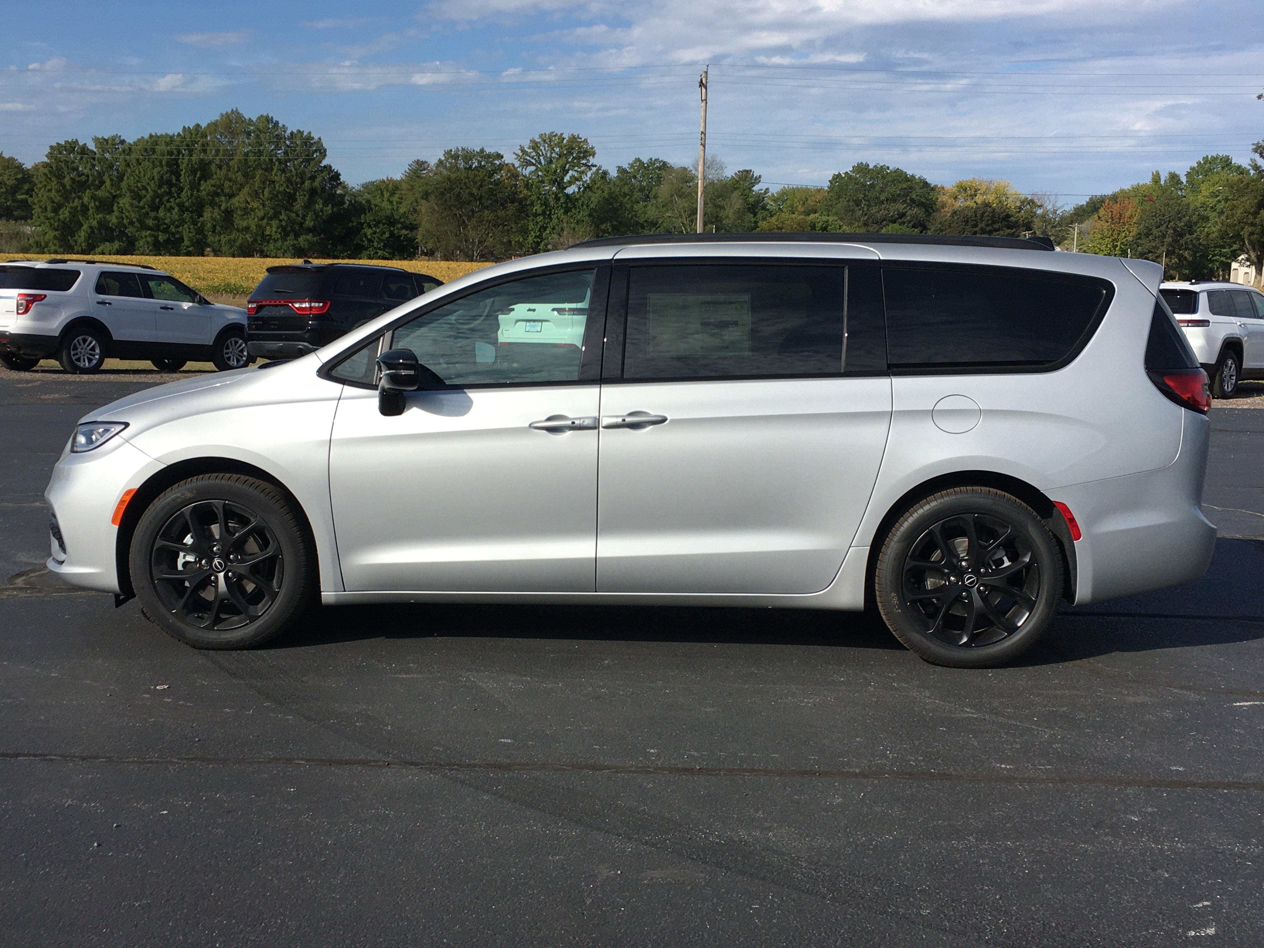 New 2026 Chrysler Pacifica Select w/ S Appearance Package image 6
