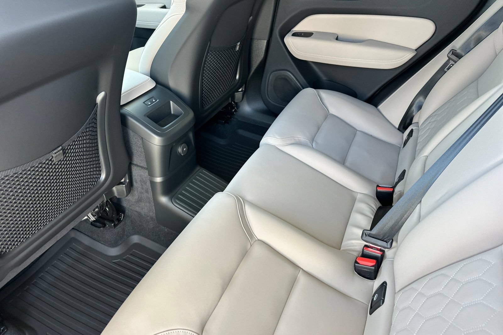 New 2026 Volvo XC60 T8 Plus w/ Climate Package AWD/4WD image 12