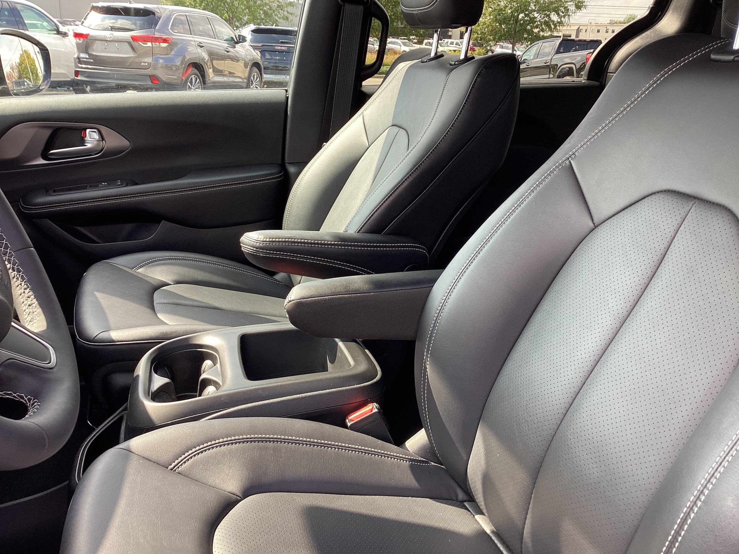 Used 2026 Chrysler Pacifica Select FWD image 12
