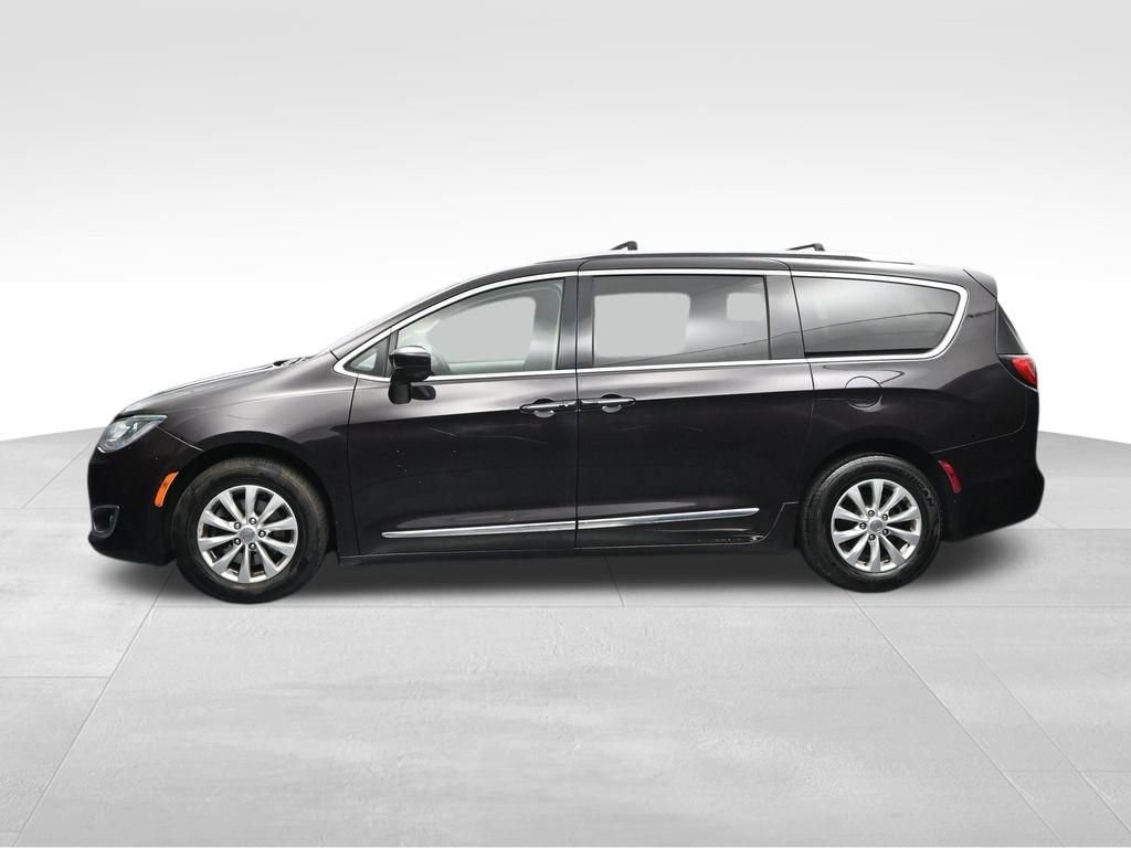 Used 2018 Chrysler Pacifica Touring-L FWD image 2