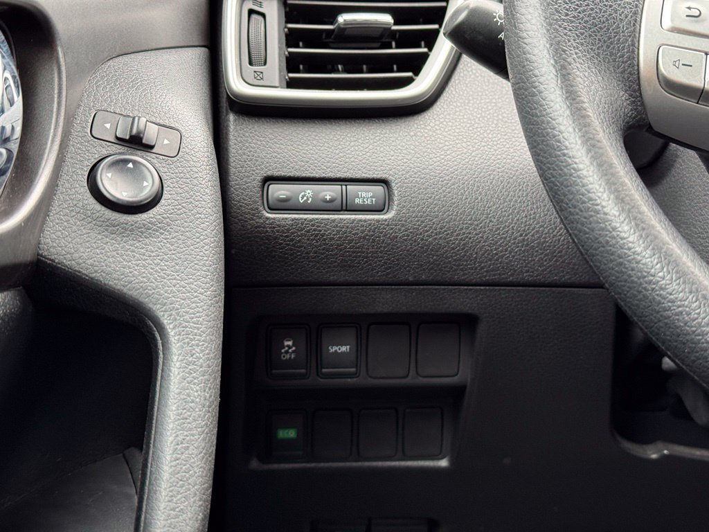 Used 2015 Nissan Rogue SV FWD image 33