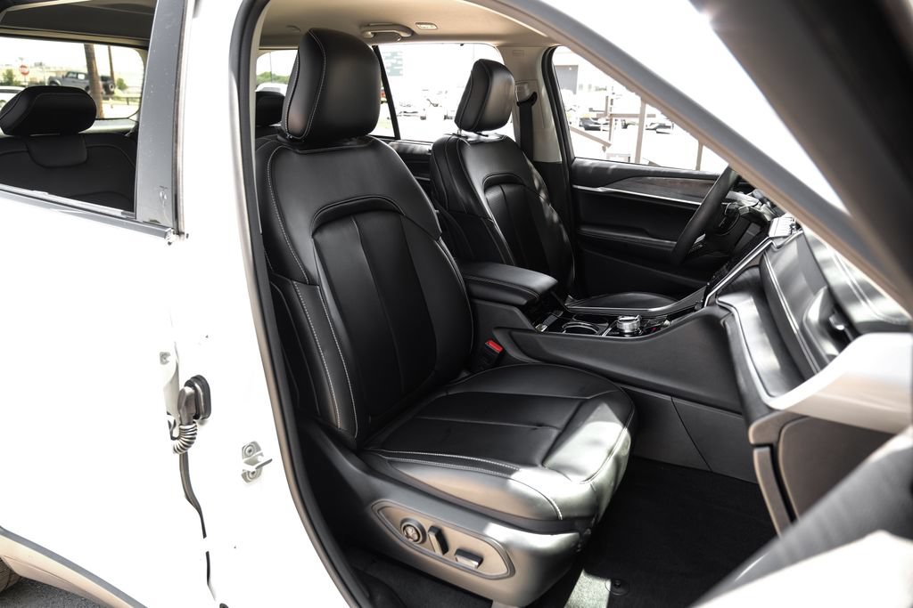 Used 2023 Jeep Grand Cherokee Limited w/ Luxury Tech Group II AWD/4WD image 47