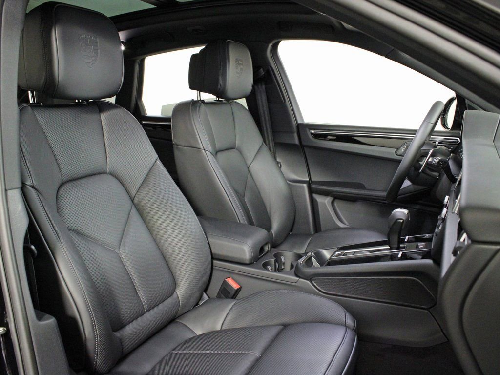 Certified 2025 Porsche Macan image 38