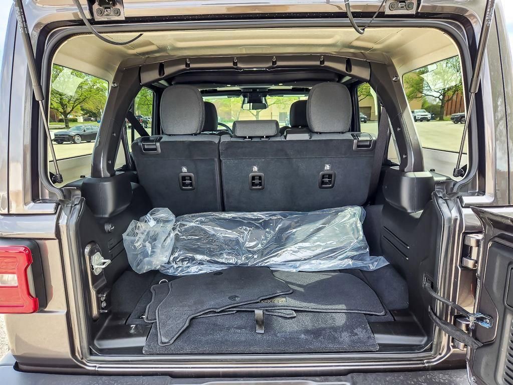 Used 2025 Jeep Wrangler Unlimited Sahara AWD/4WD image 20