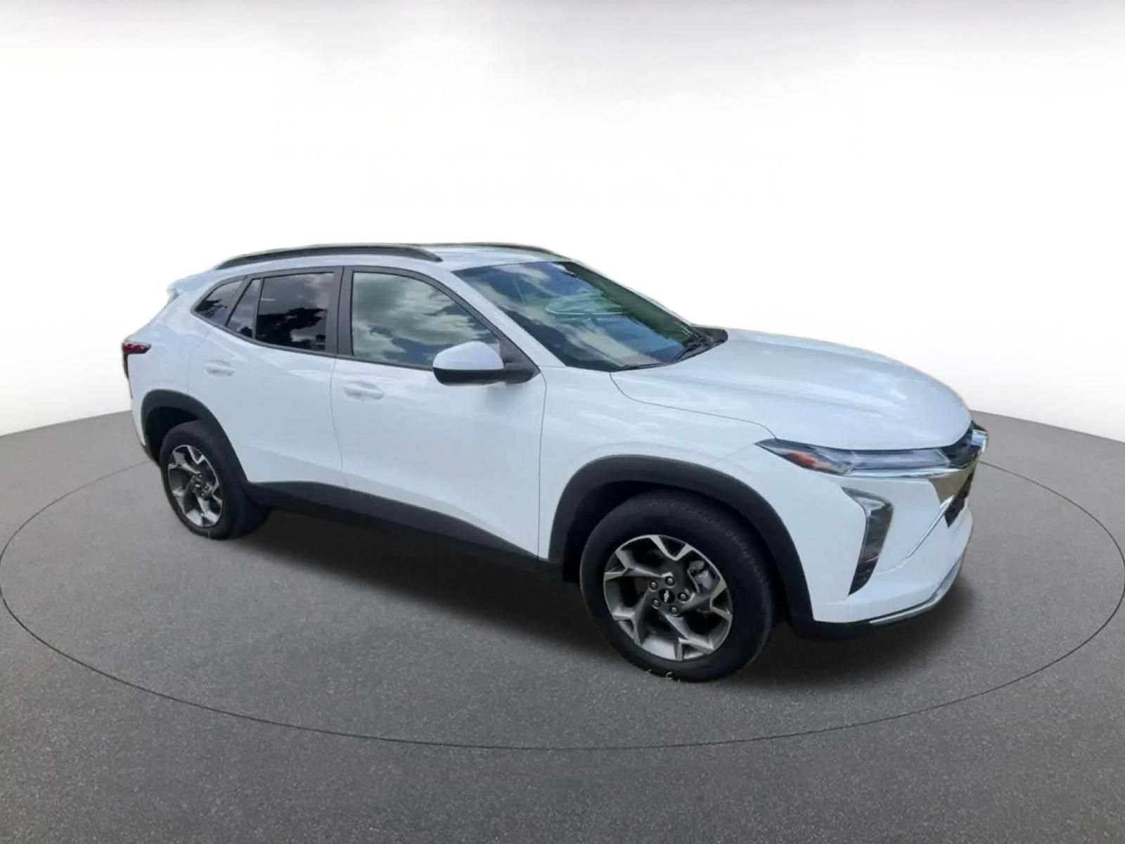 Used 2025 Chevrolet Trax LT FWD image 2