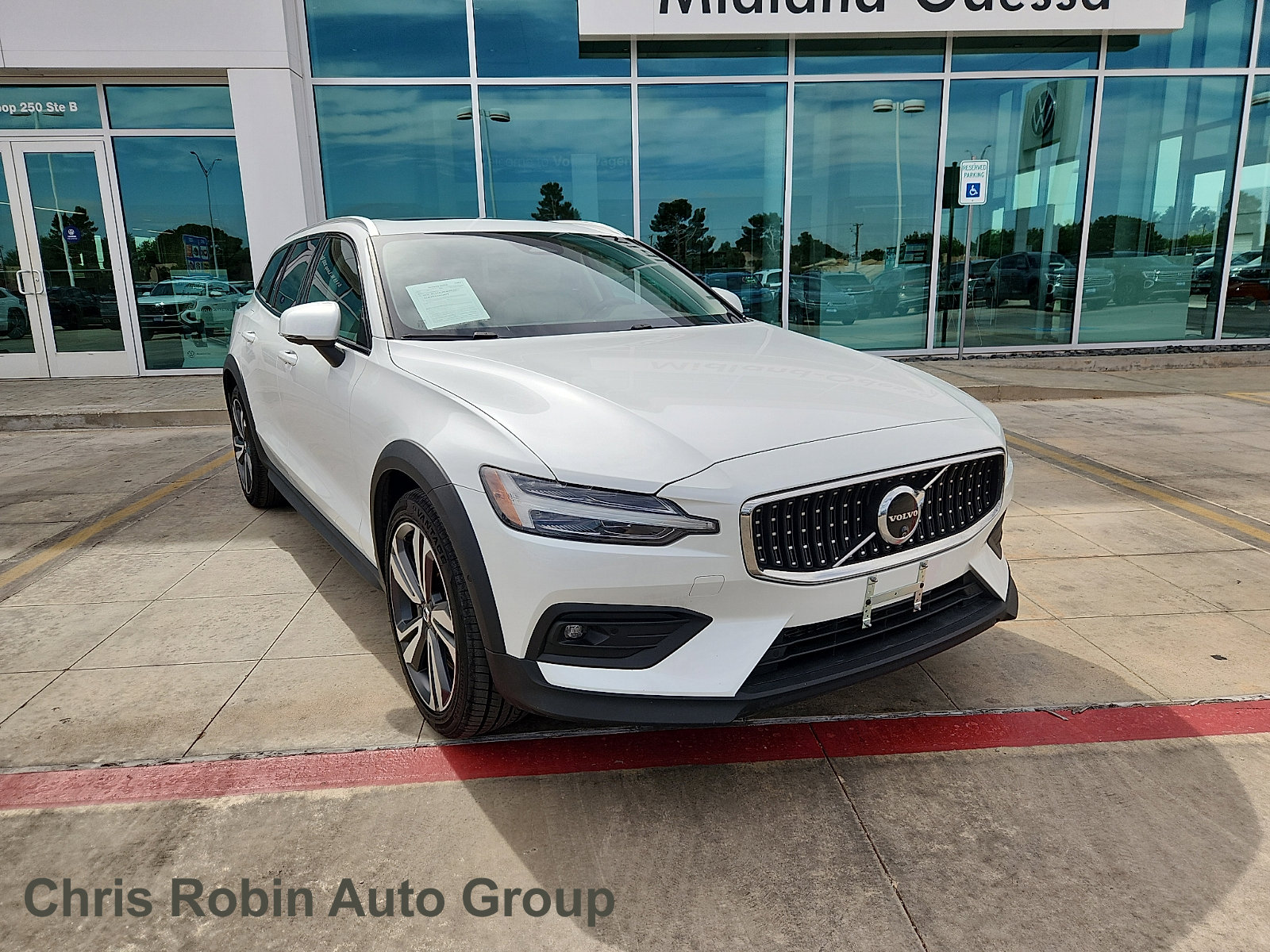 Used 2025 Volvo V60 B5 Cross Country Plus AWD/4WD image 1
