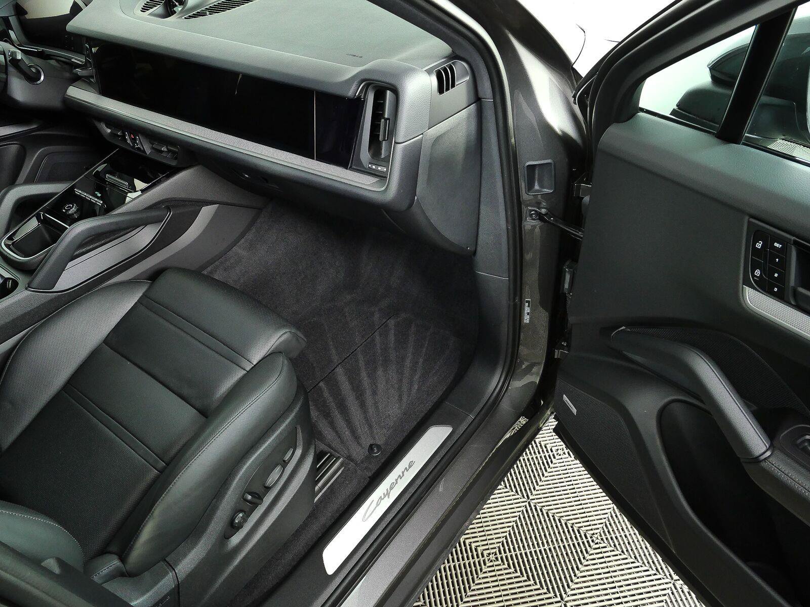 Certified 2024 Porsche Cayenne Coupe AWD/4WD image 27