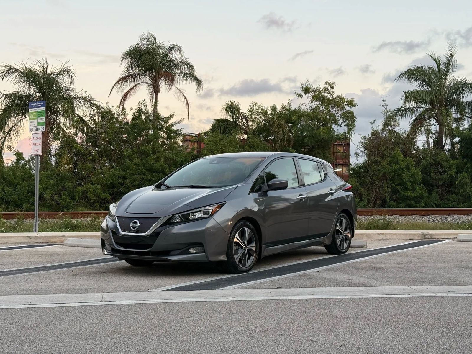 Used 2021 Nissan Leaf SV w/ SV Technology Package image 3