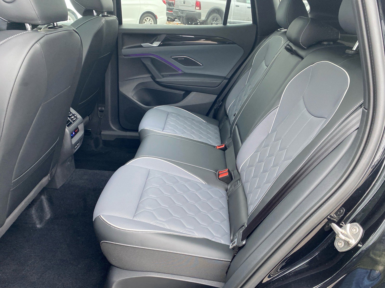 Used 2025 Volkswagen Tiguan SEL R-Line image 22