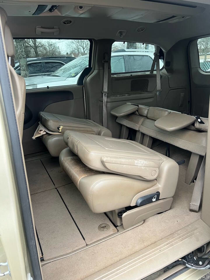 Used 2012 Chrysler Town & Country Touring-L w/ Entertainment Group #2 image 19