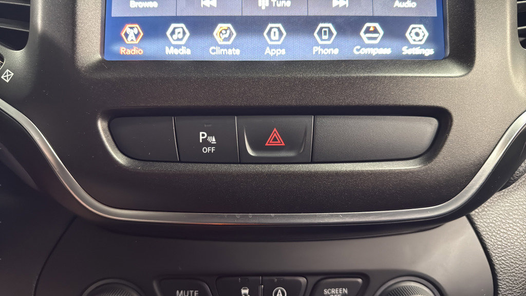 Used 2019 Jeep Cherokee Trailhawk AWD/4WD image 26