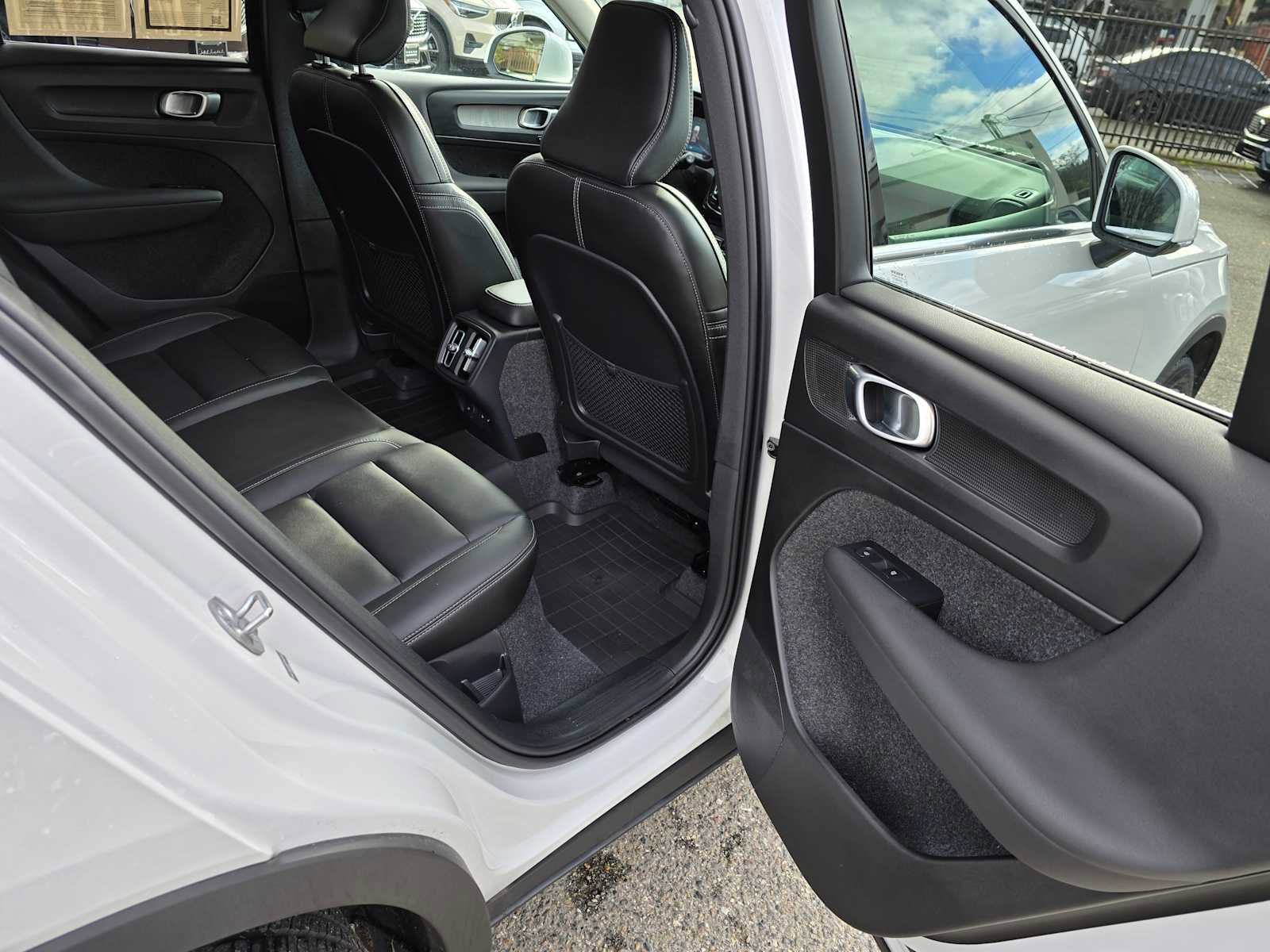 Certified 2025 Volvo XC40 B5 Core w/ Protection Package Premier image 10