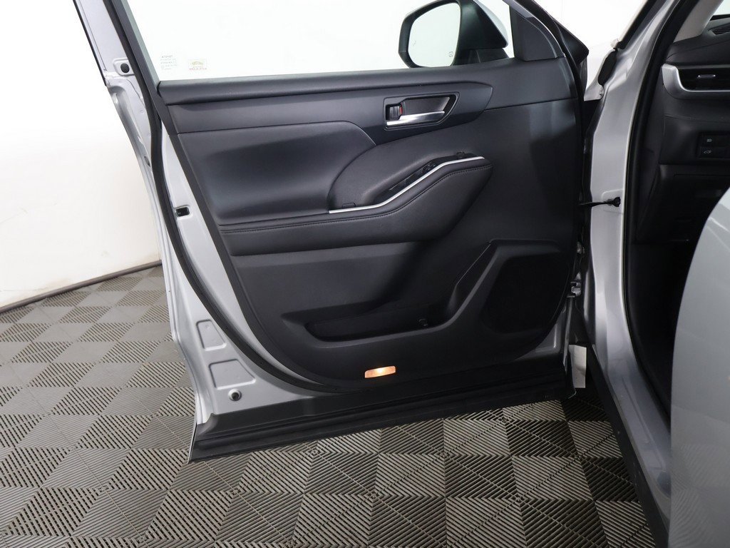 Used 2020 Toyota Highlander XLE image 24