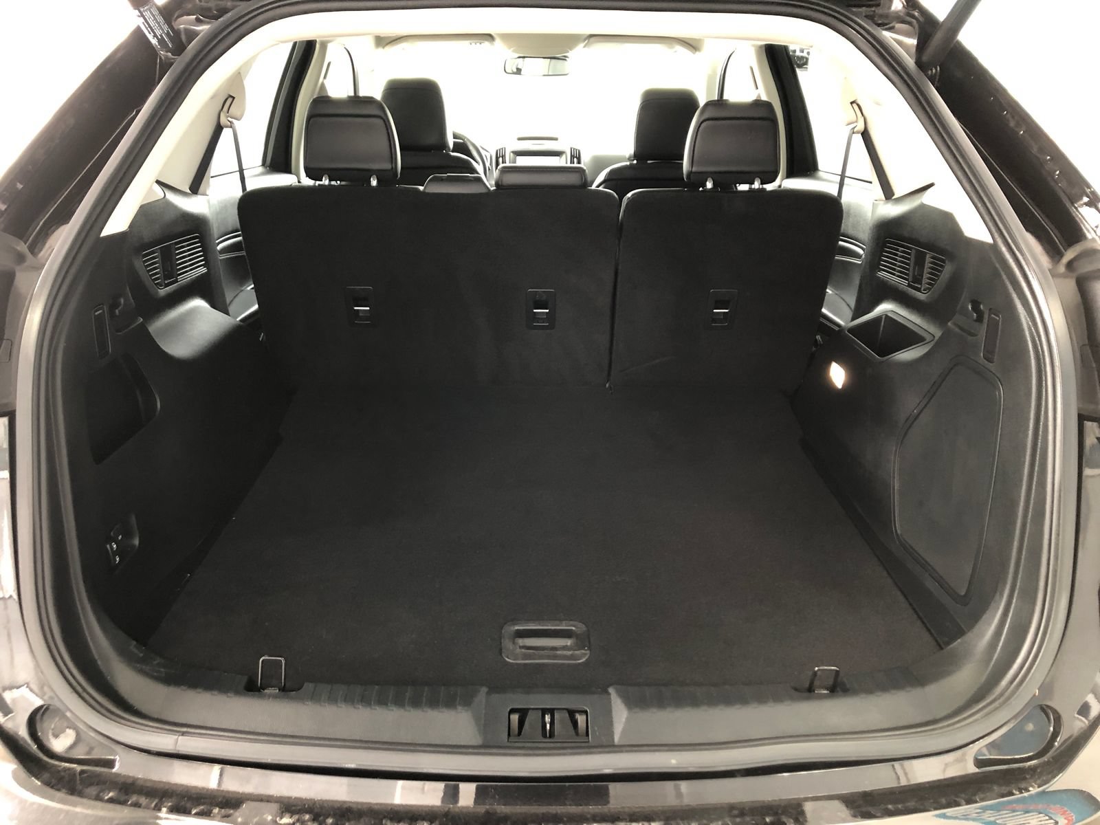 Used 2020 Ford Edge Titanium w/ Class II Trailer Tow Package AWD/4WD image 8