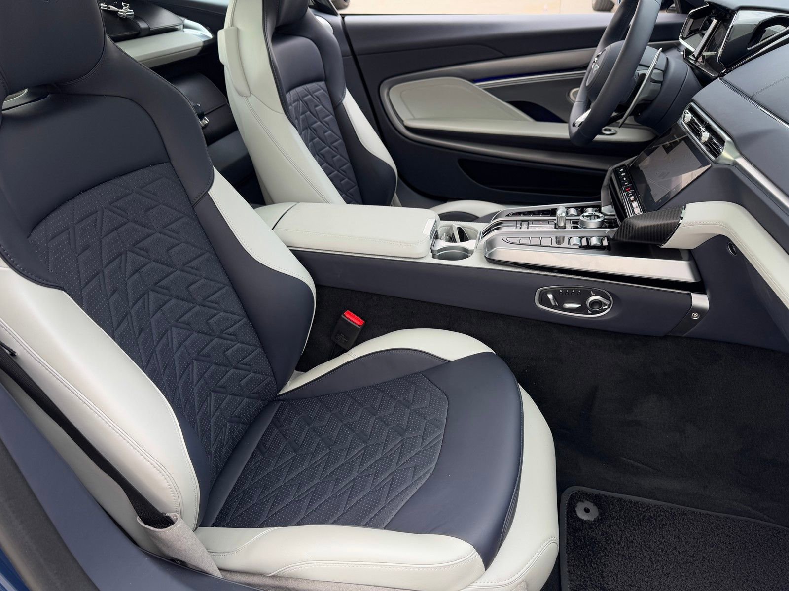 New 2025 Aston Martin Vanquish V12 image 19