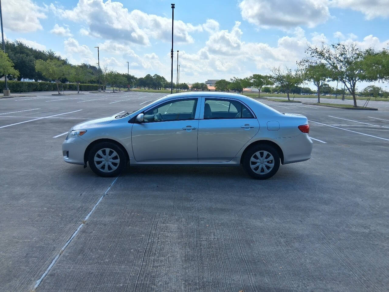 Used 2010 Toyota Corolla LE FWD image 3