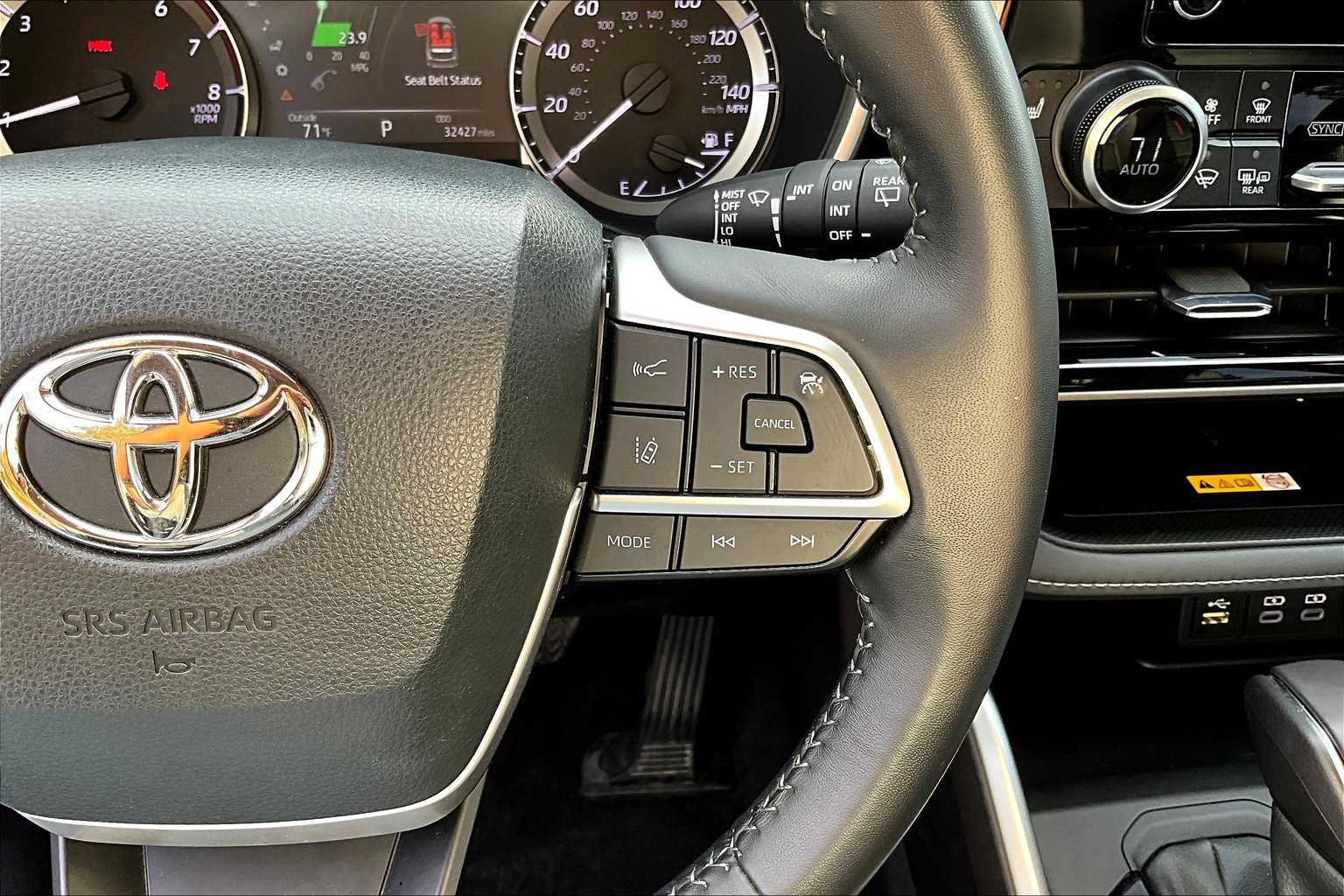 Used 2023 Toyota Highlander XLE AWD/4WD image 24