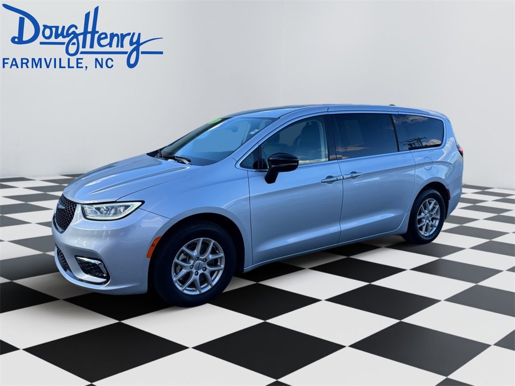 Used 2024 Chrysler Pacifica Touring-L image 1