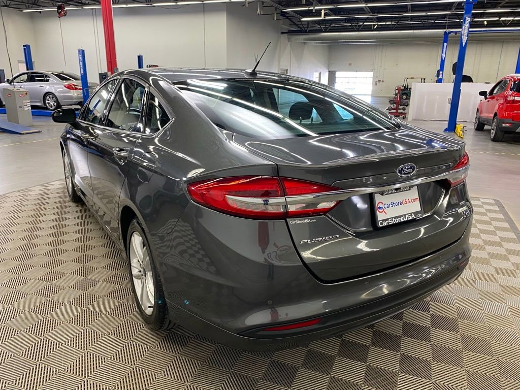 Used 2018 Ford Fusion SE w/ Fusion SE Technology Package FWD image 4