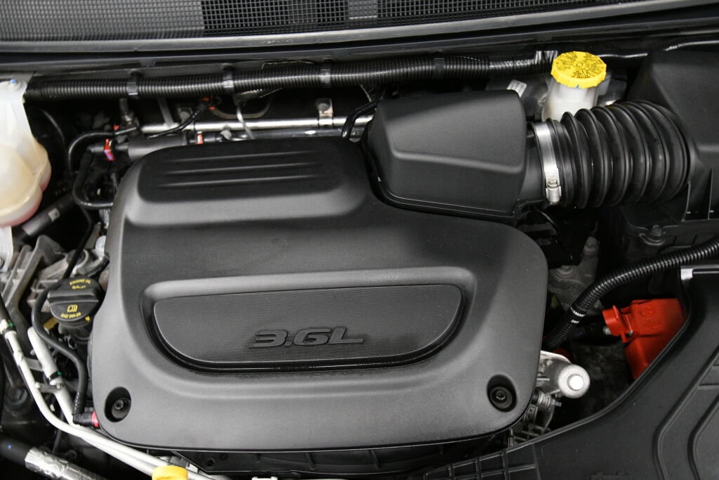 Used 2025 Chrysler Pacifica Limited FWD image 38