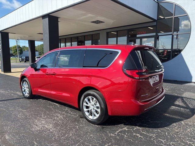 New 2025 Chrysler Pacifica Select w/ Uconnect Theater Family Group image 5