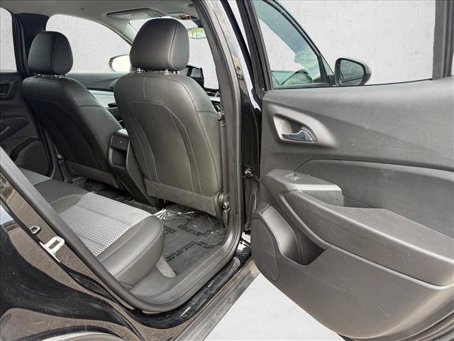 Used 2025 Chevrolet Trax LT w/ LT Convenience Package FWD image 23