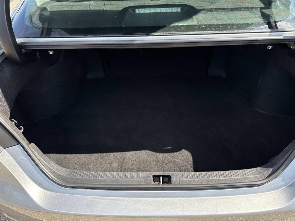 Used 2019 Toyota Camry SE FWD image 9