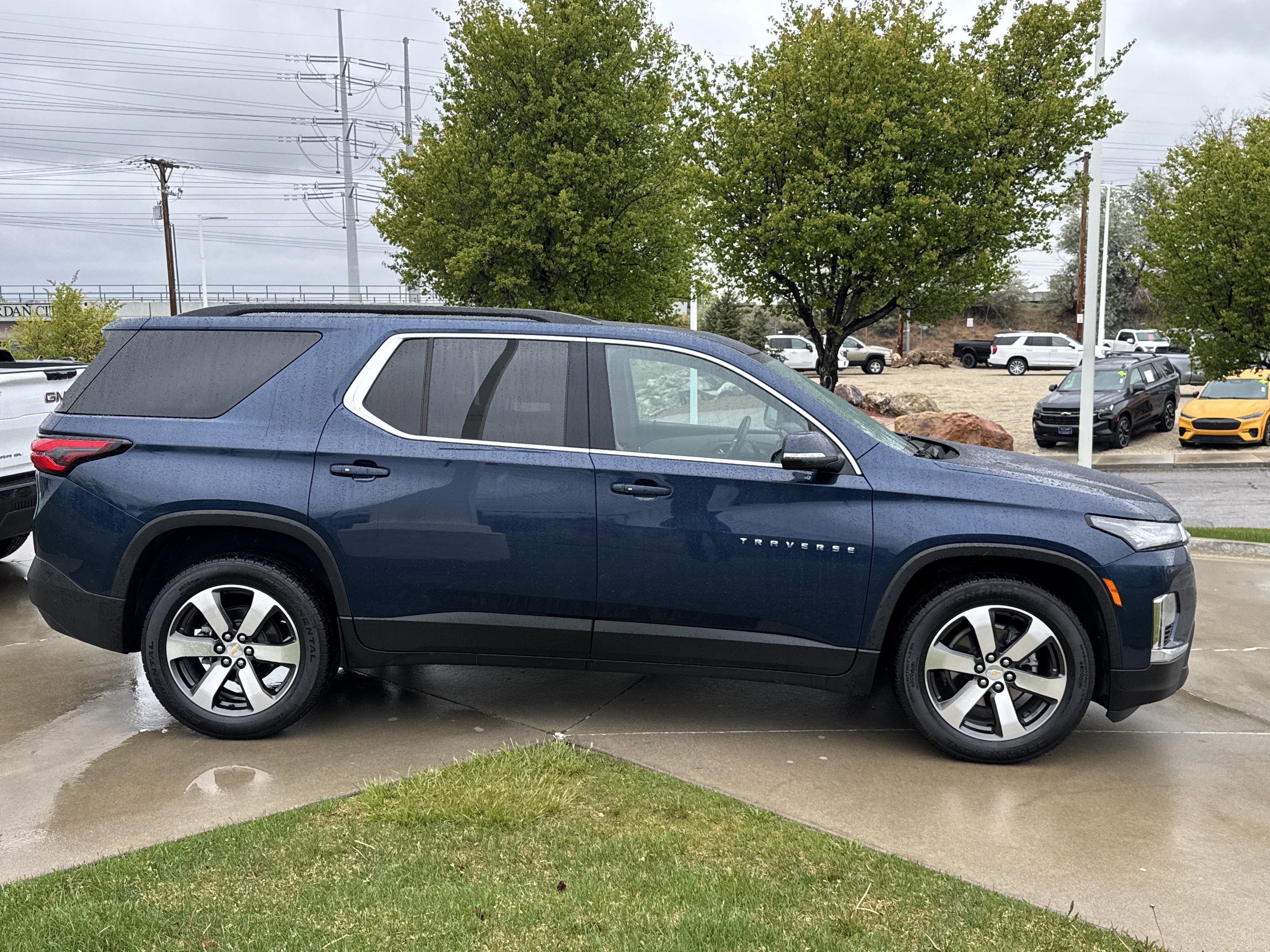 Used 2023 Chevrolet Traverse LT w/ LT Premium Package AWD/4WD image 6
