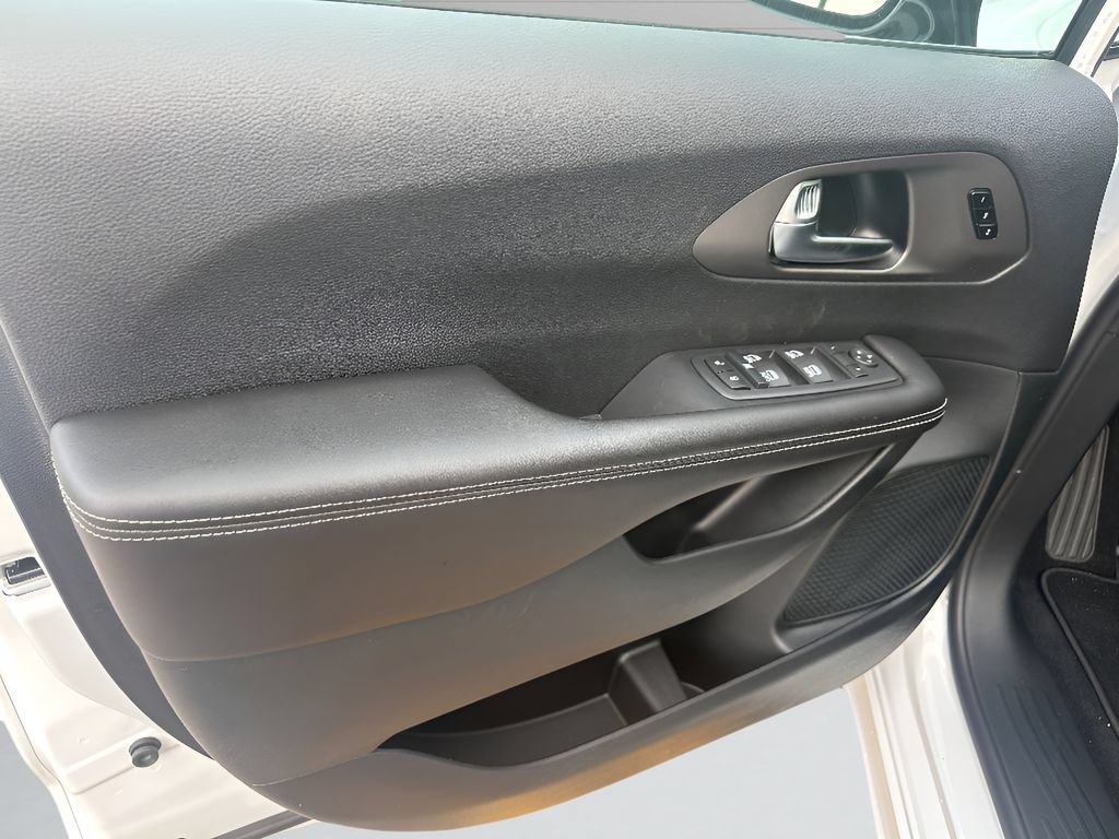 New 2027 Chrysler Pacifica Select FWD image 21