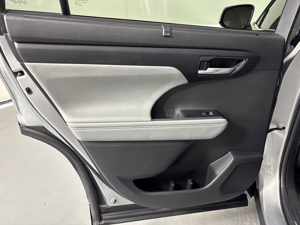 Used 2024 Toyota Highlander XLE image 32