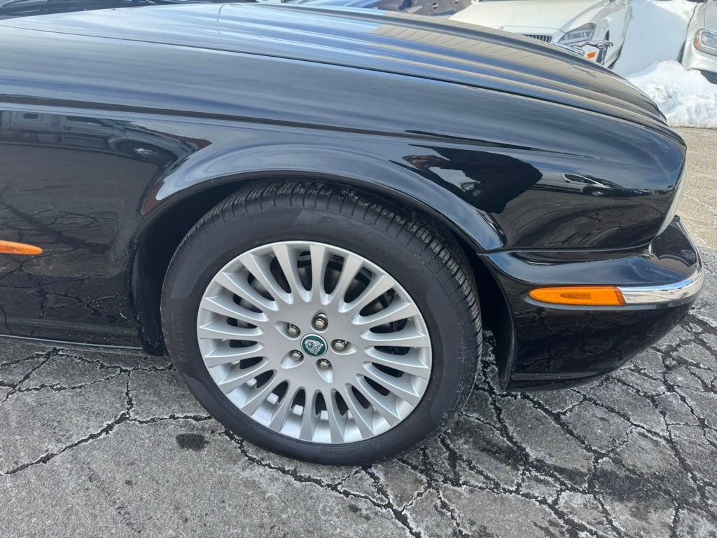 Used 2005 Jaguar XJ8 image 15