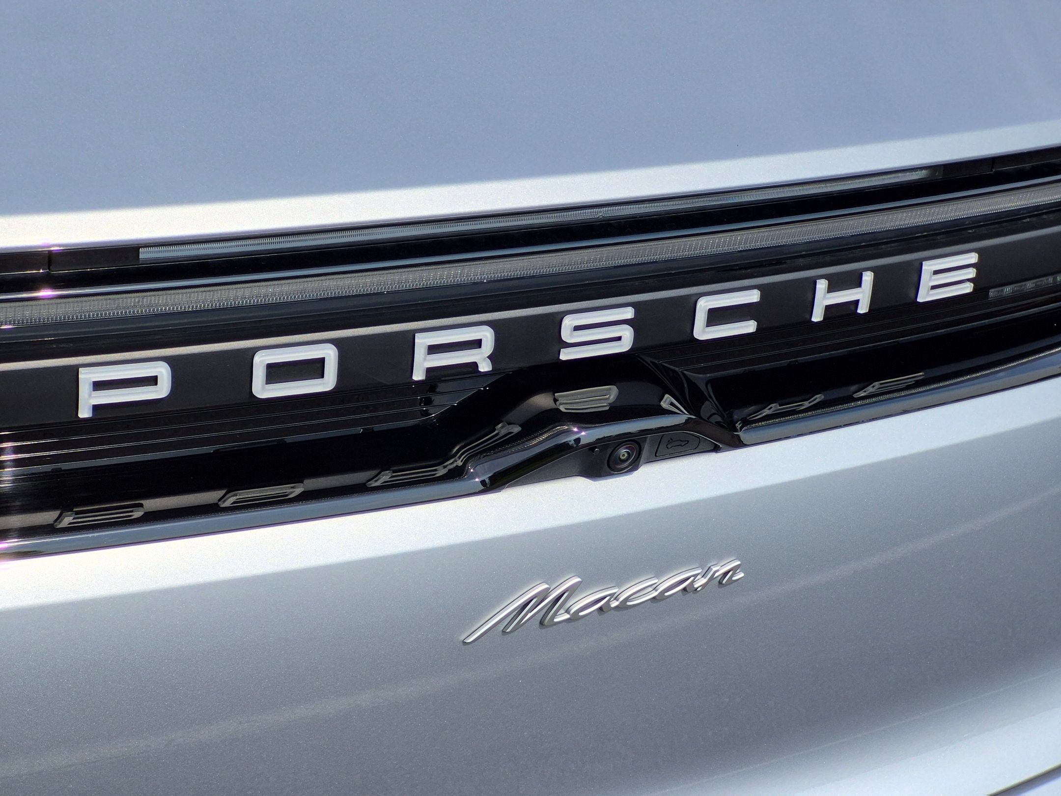 Certified 2025 Porsche Macan Electric RWD image 30