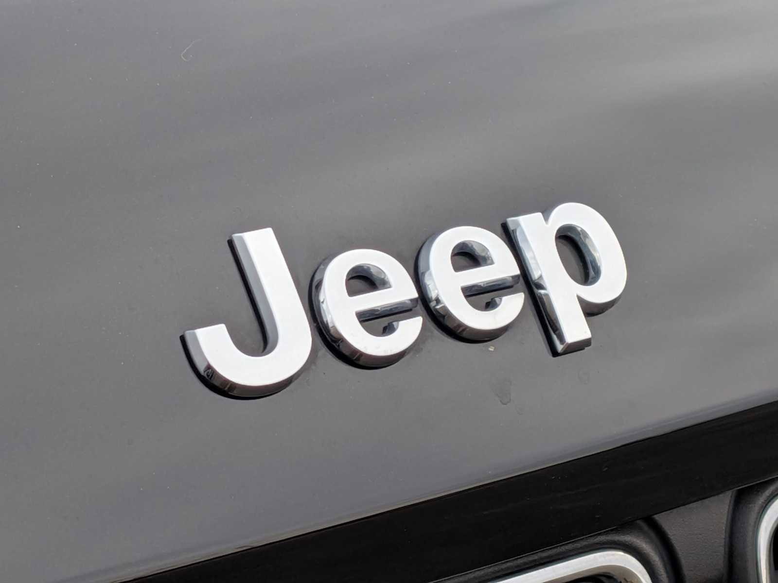 Used 2023 Jeep Grand Cherokee Laredo image 13