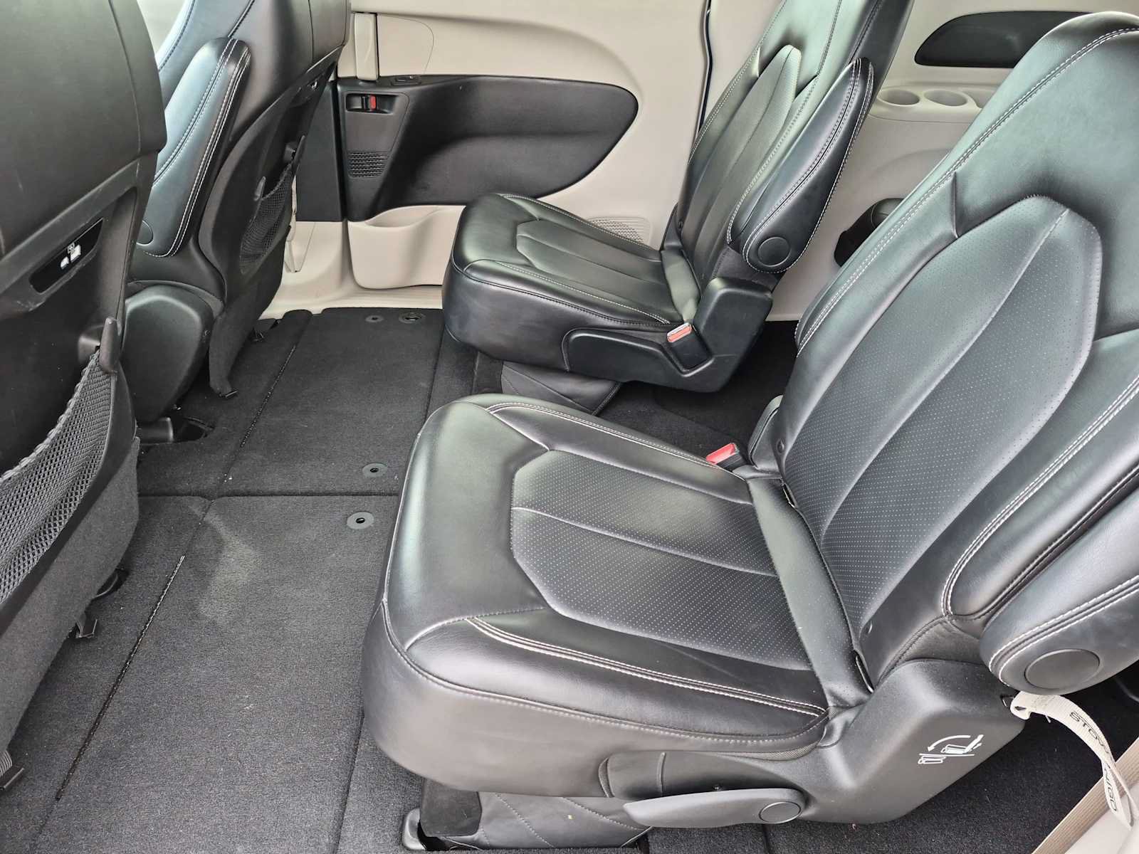 Used 2024 Chrysler Pacifica Touring-L FWD image 19